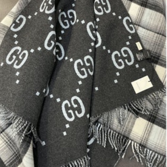 Gucci poncho - Picture 8 of 9